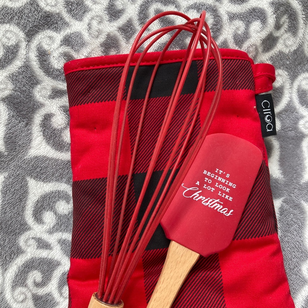 Kitchen Oven mitt, silicone spatula + whisk ready for mixing! NEW/never used